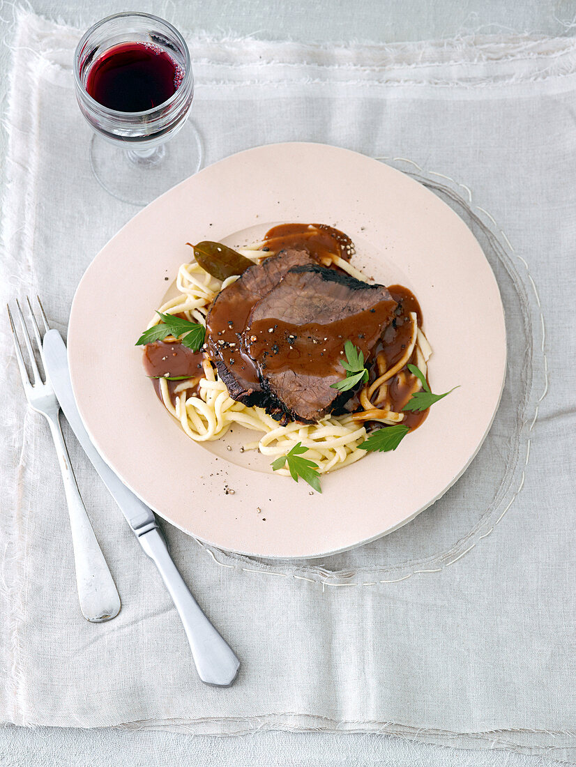 Küchenschätze, Sauerbraten auf Bandnudeln