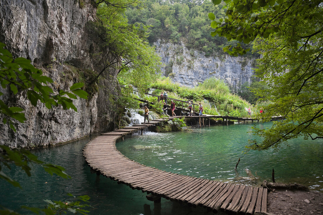 Kroatien: Nationalpark Plitvicer Seen, Weltkulturerbe, Holzsteg
