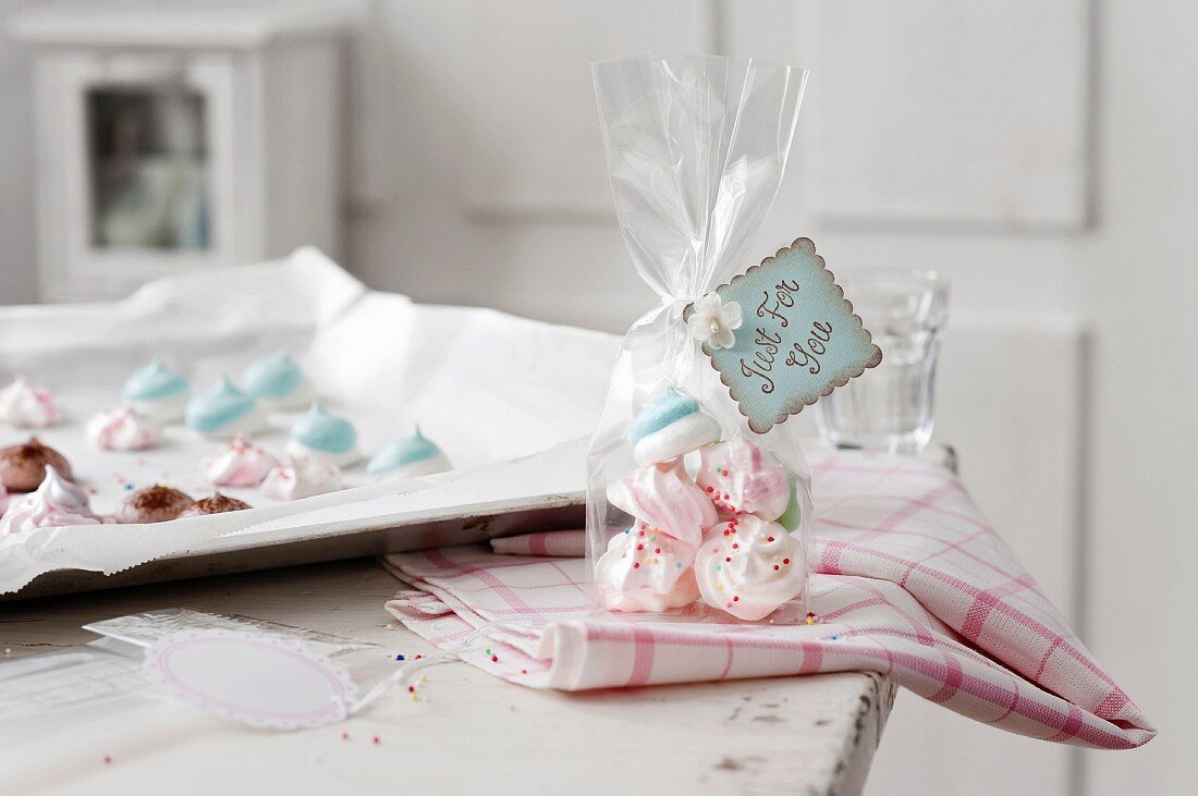 Colourful mini meringues as a gift