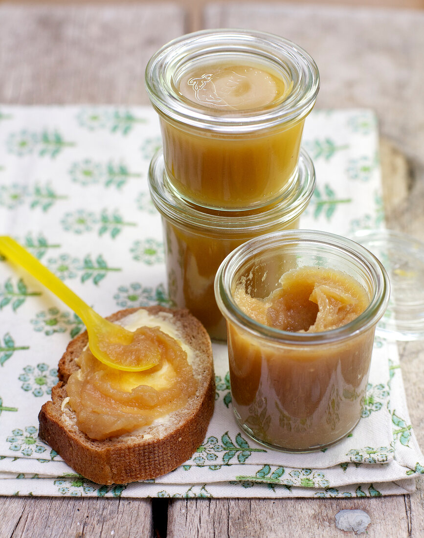 Birnenmus with vanilla and cinnamon in jar and on bread