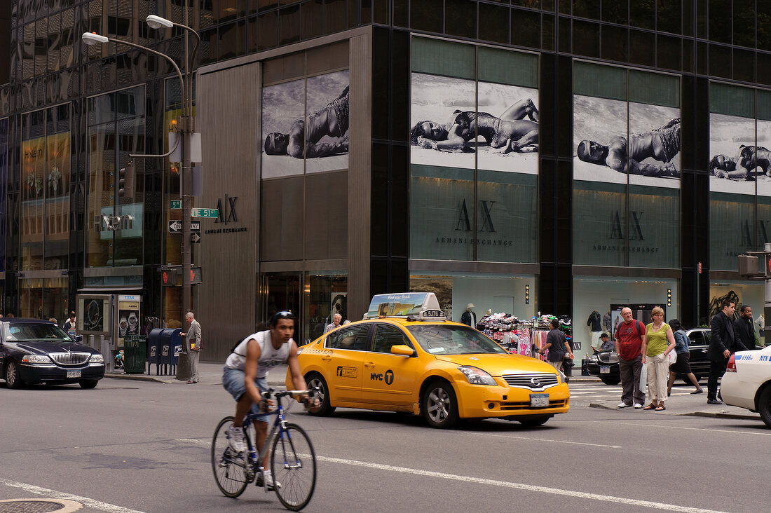 New York: Straßenverkehr an 5th Avenue Ecke 51th Street