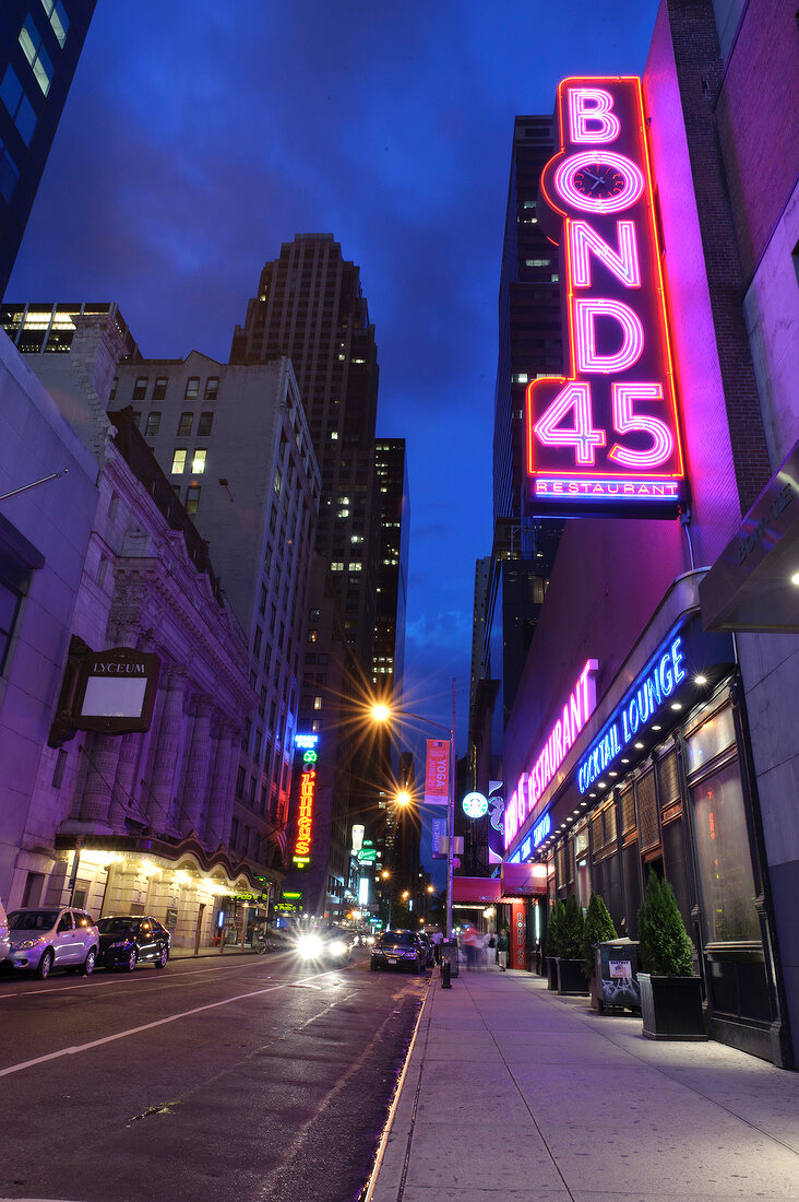 New York: Seitenstraße am Times Square, Nacht