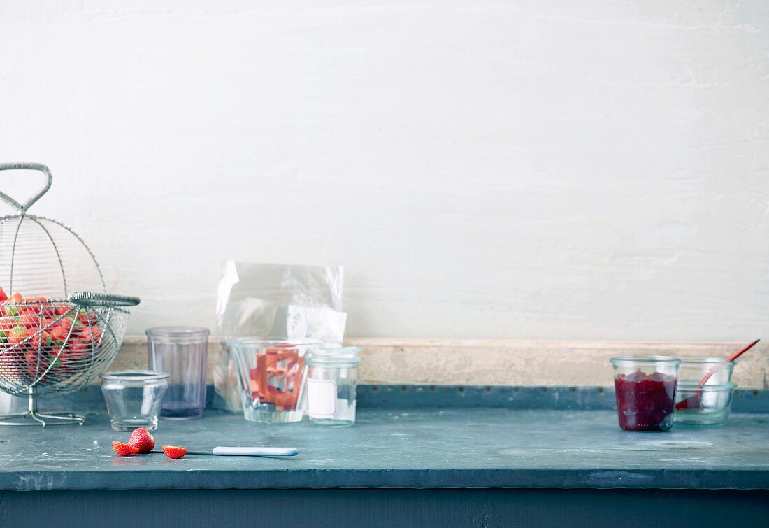 Stillleben mit Zutaten & Utensilien zum Zubereiten von Marmelade