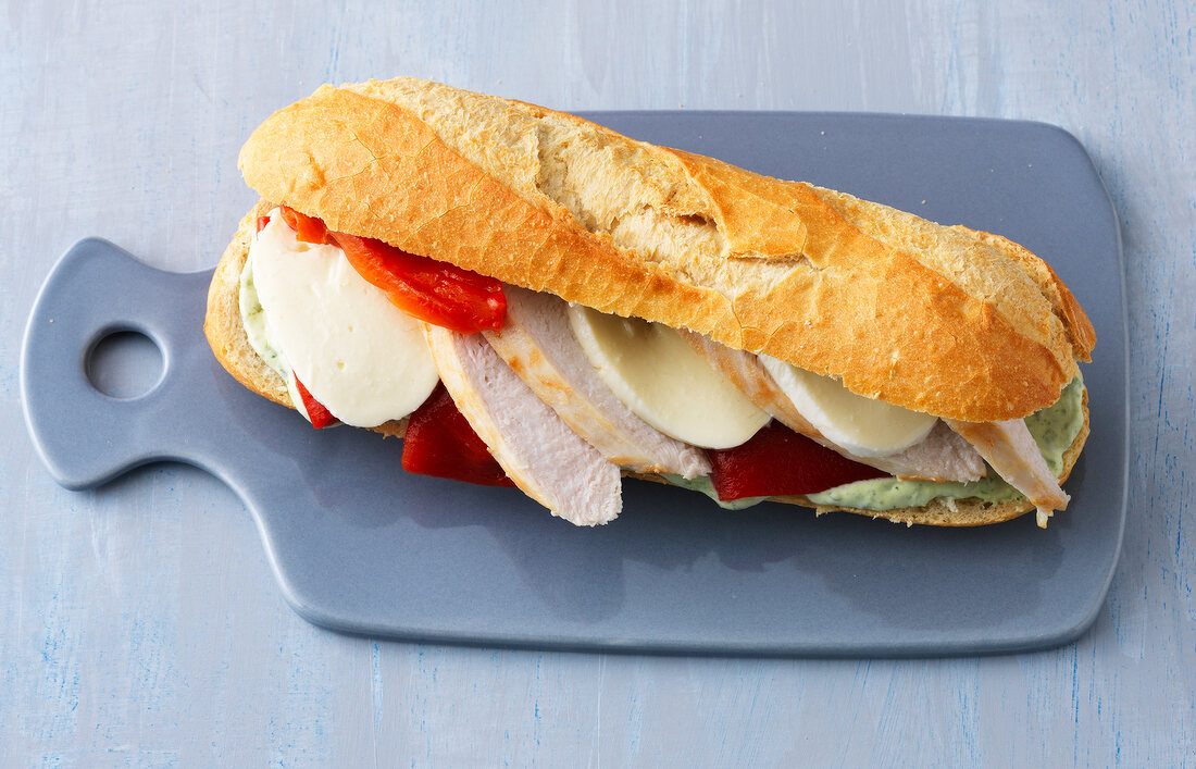 Huhn, Hähnchen-Sandwich mit Paprika und Mozzarella
