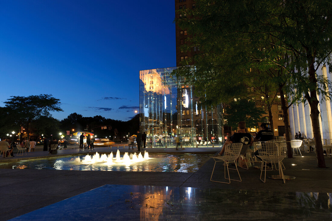 New York: Apple Store bei Nacht auf der 5th Avenue