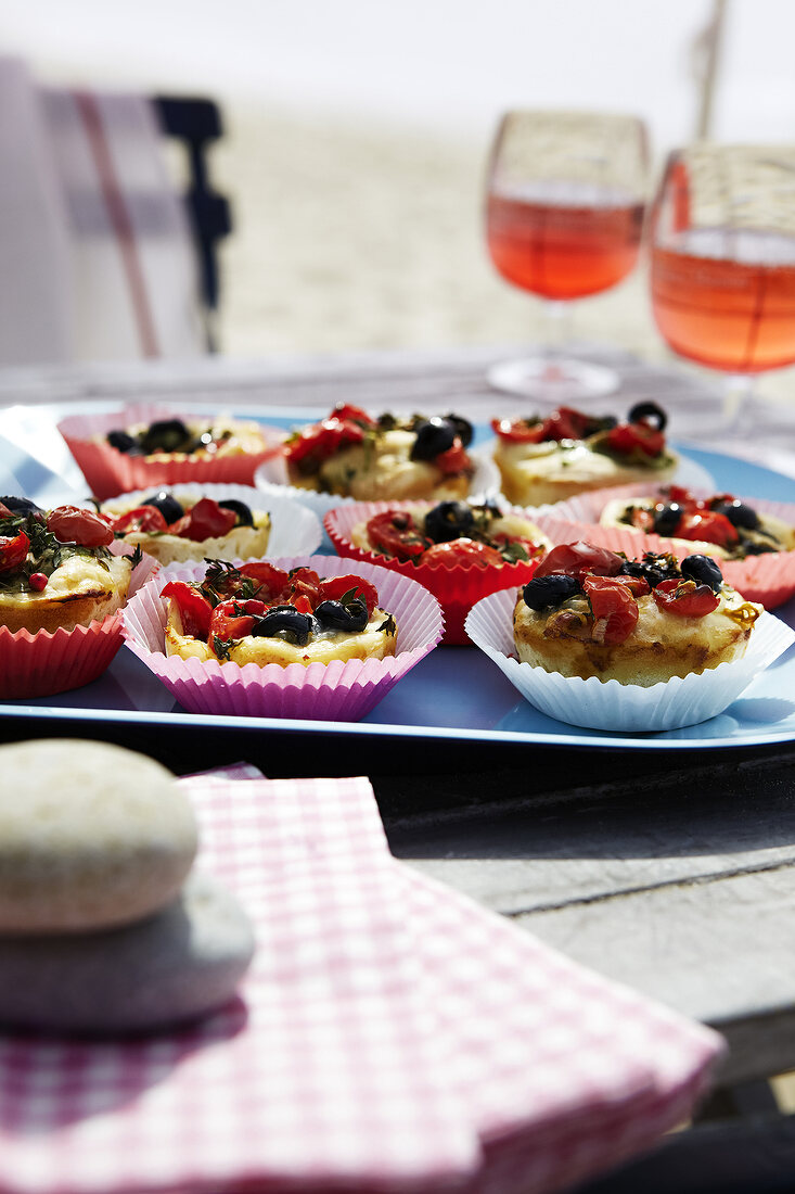 Tomaten-Oliven-Muffins in Papiermanschetten, Tablett
