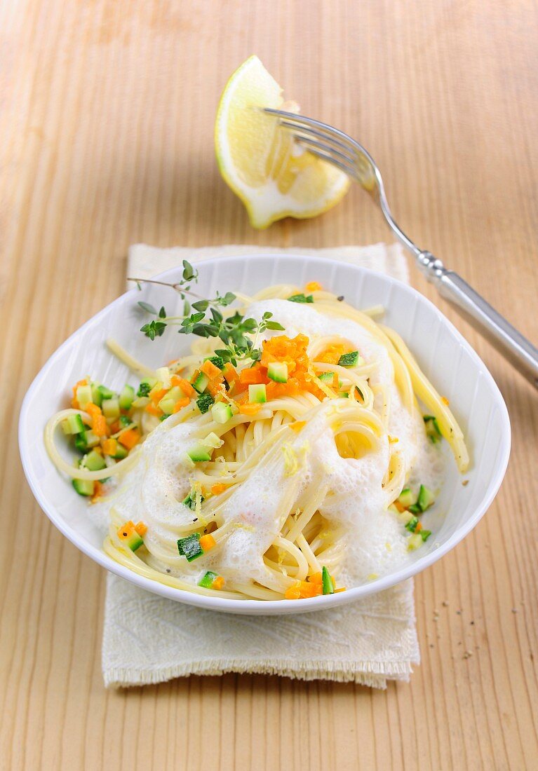 Spaghetti mit luftigem Zitronenschaum