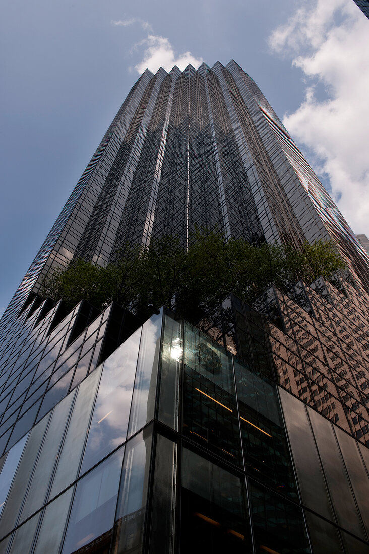 Low angle view of 5th Avenue Building near the Grand Plaza Amry, New York