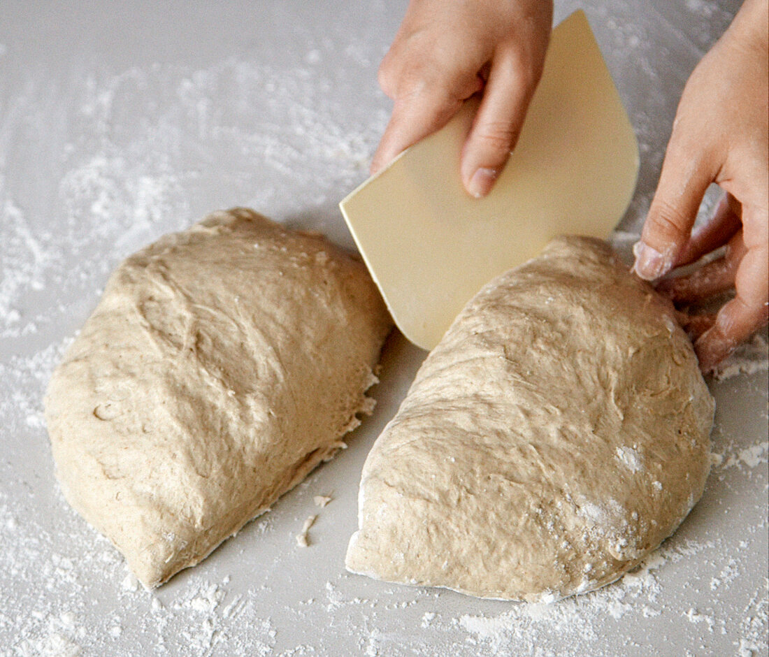Brot, Teig mit einer Teigkarte halbieren, Step 1
