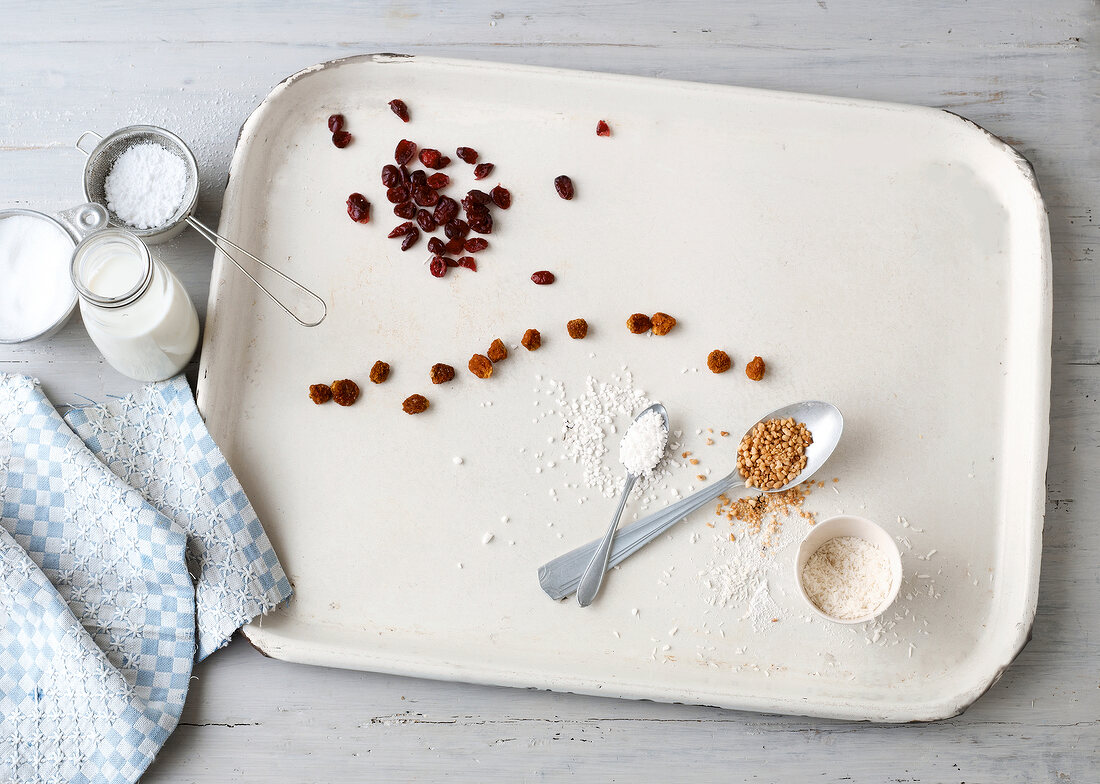 Brot, Tablett mit Cranberrys, Rosinen und weiteren Backzutaten