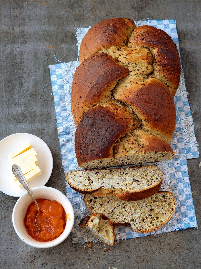 Brot, Kaffeezopf mit Butter und Konfitüre