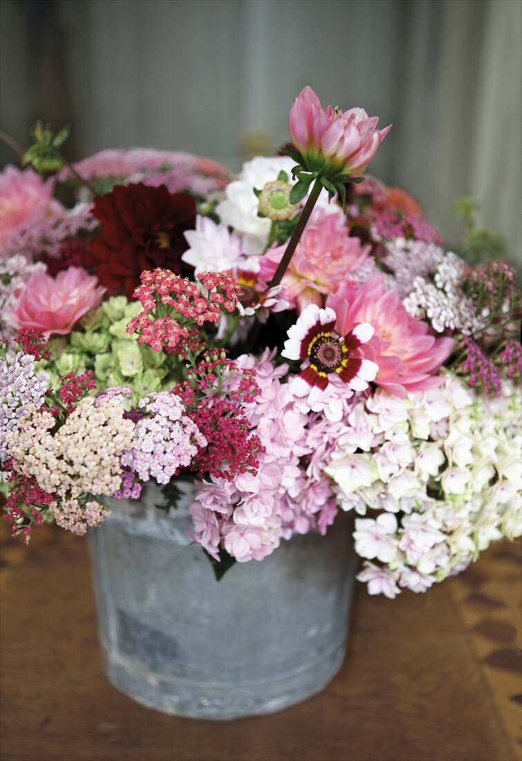 Blumenstrauss aus Hortensien, Dahlie n, Schafgabe, Kobold