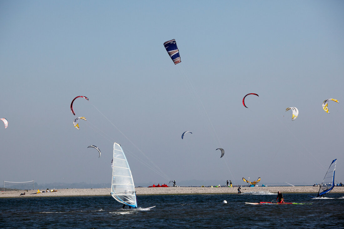 Ostseeküste: Schleswig-Holstein, Fehmarn, Burger Binnensee, Surfer