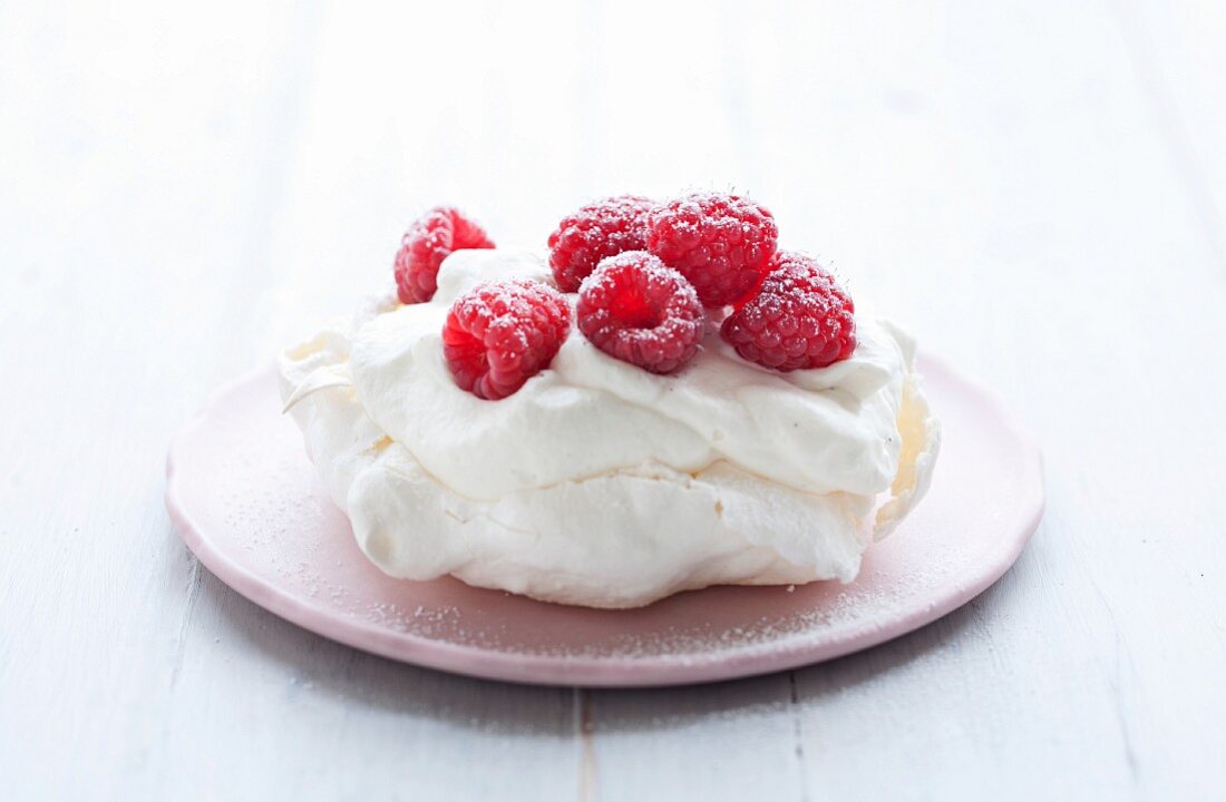 Baisertörtchen mit Himbeeren