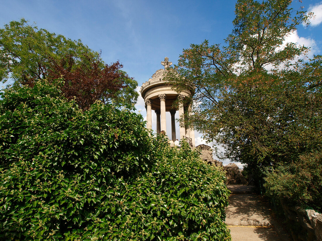 Paris: Parc des Buttes-Chaumont, Park, Sibyllentempel, Stufen.