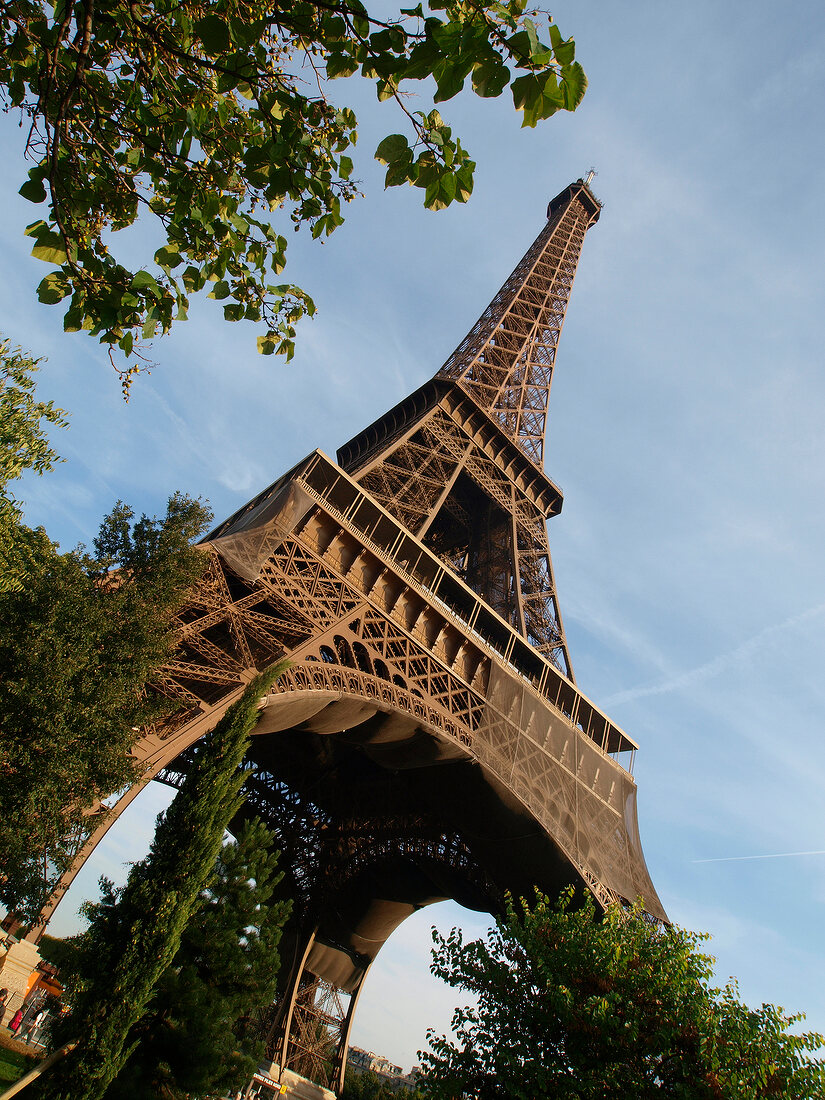 Paris: Blick auf Eiffelturm, Himmel blau.
