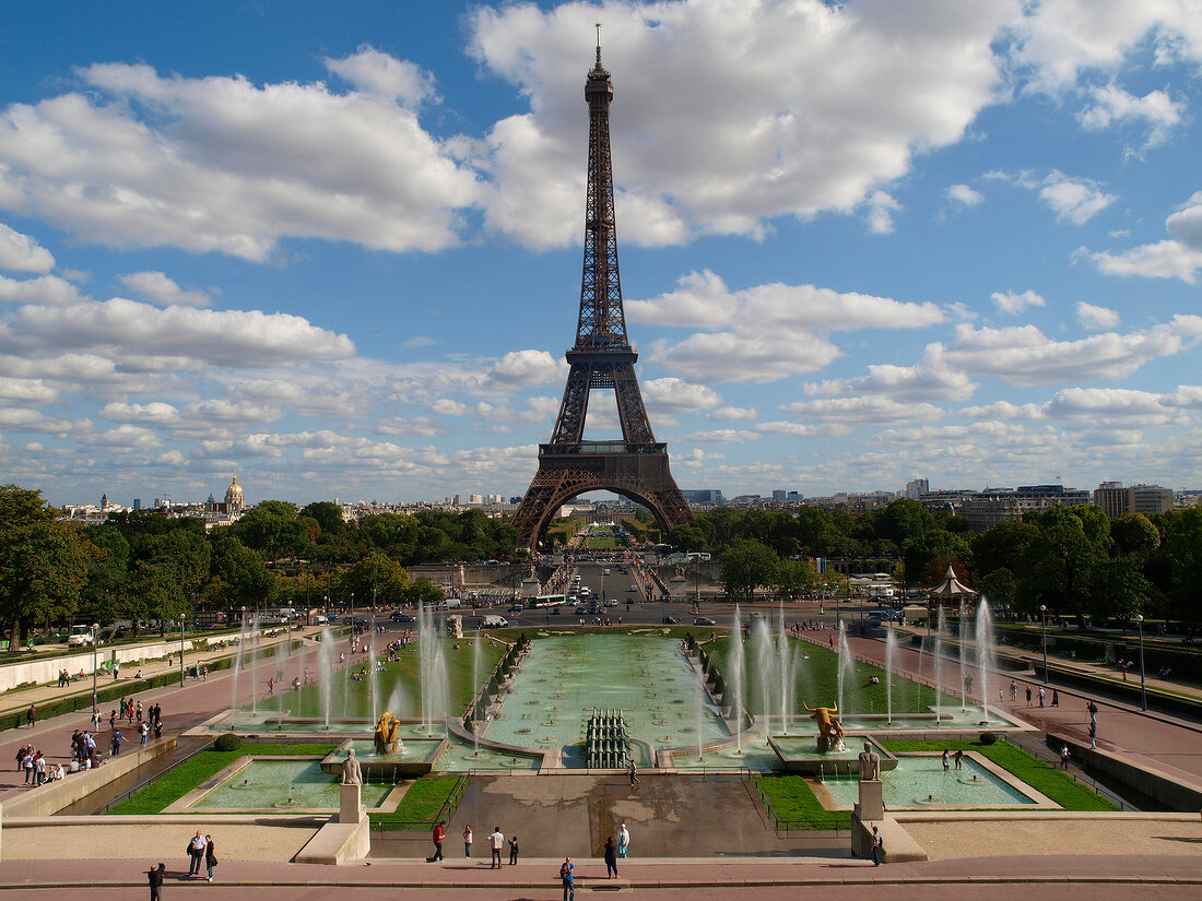 Paris: Blick auf Eiffelturm, Himmel bewölkt.