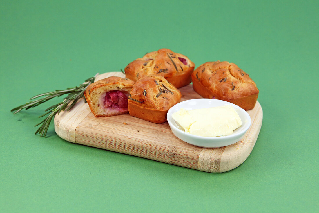 Mini cakes with goat cheese and grapes on wooden tray