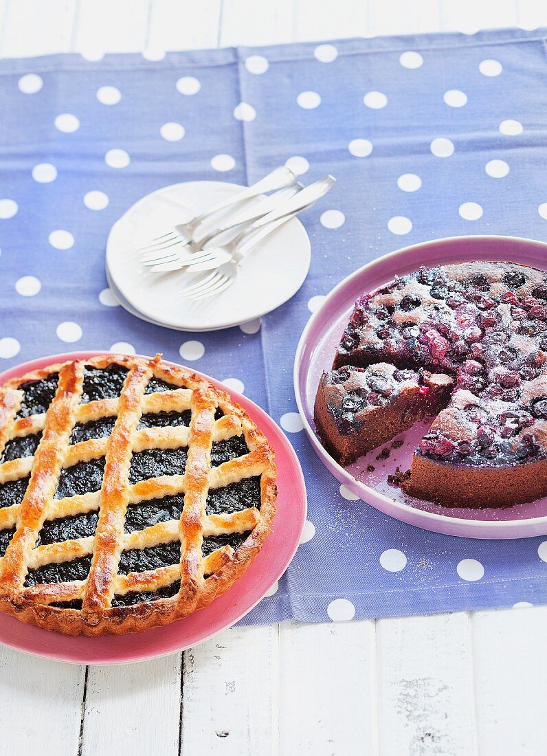 Brombeertarte und Schokoladenkuchen mit Beeren