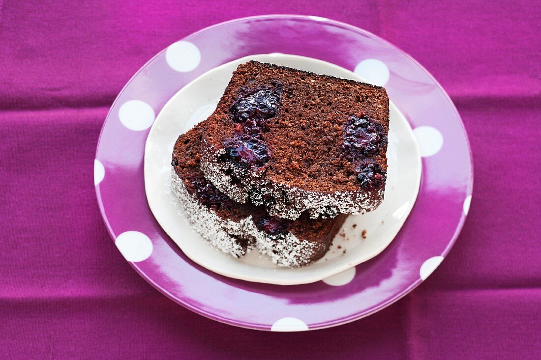 Zwei Stücke Schokoladenkuchen mit Brombeeren