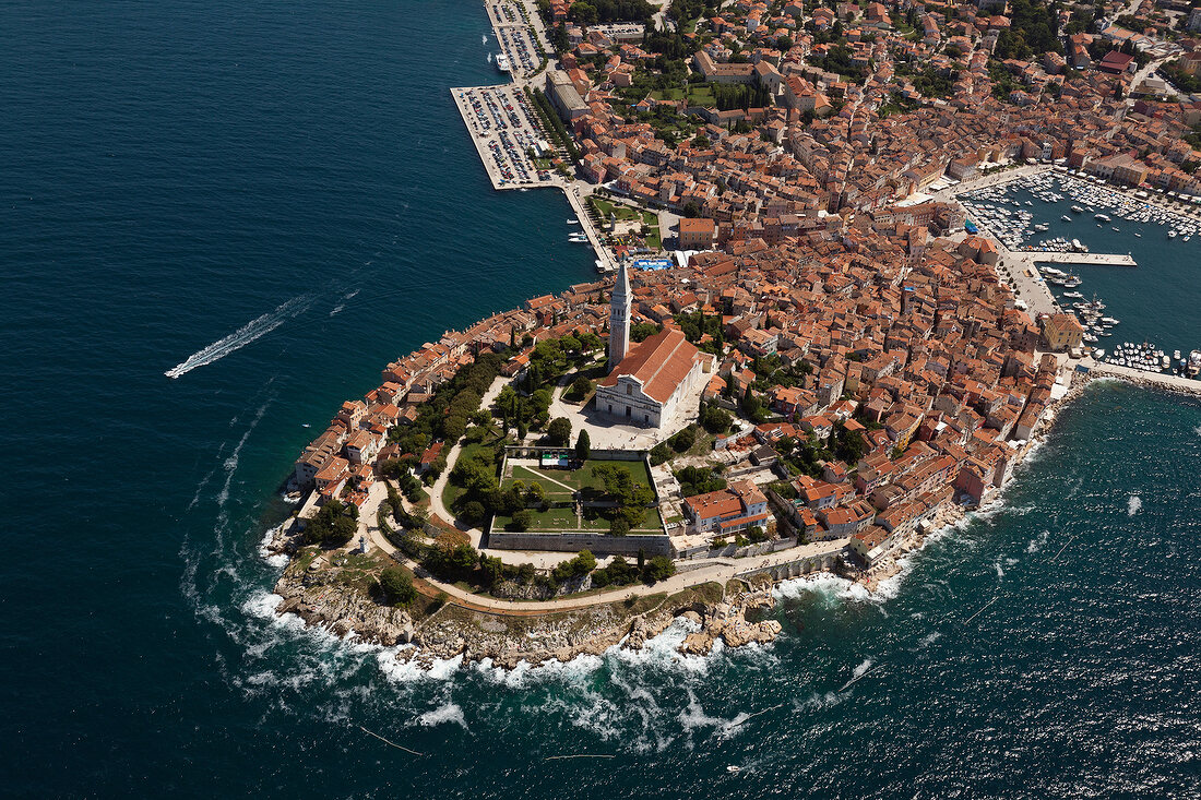 Kroatien: Blick auf Rovinj, Meer, Hafen, Luftaufnahme