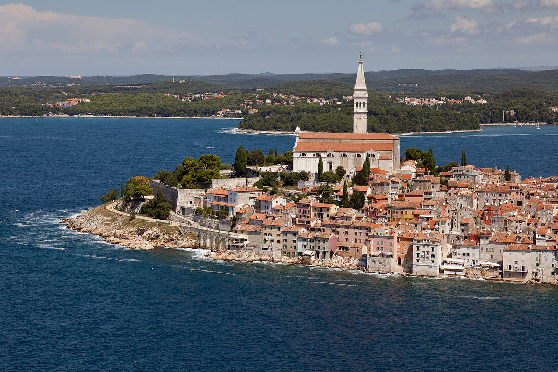 Kroatien: Blick auf Rovinj, Meer, Hafen, Luftaufnahme