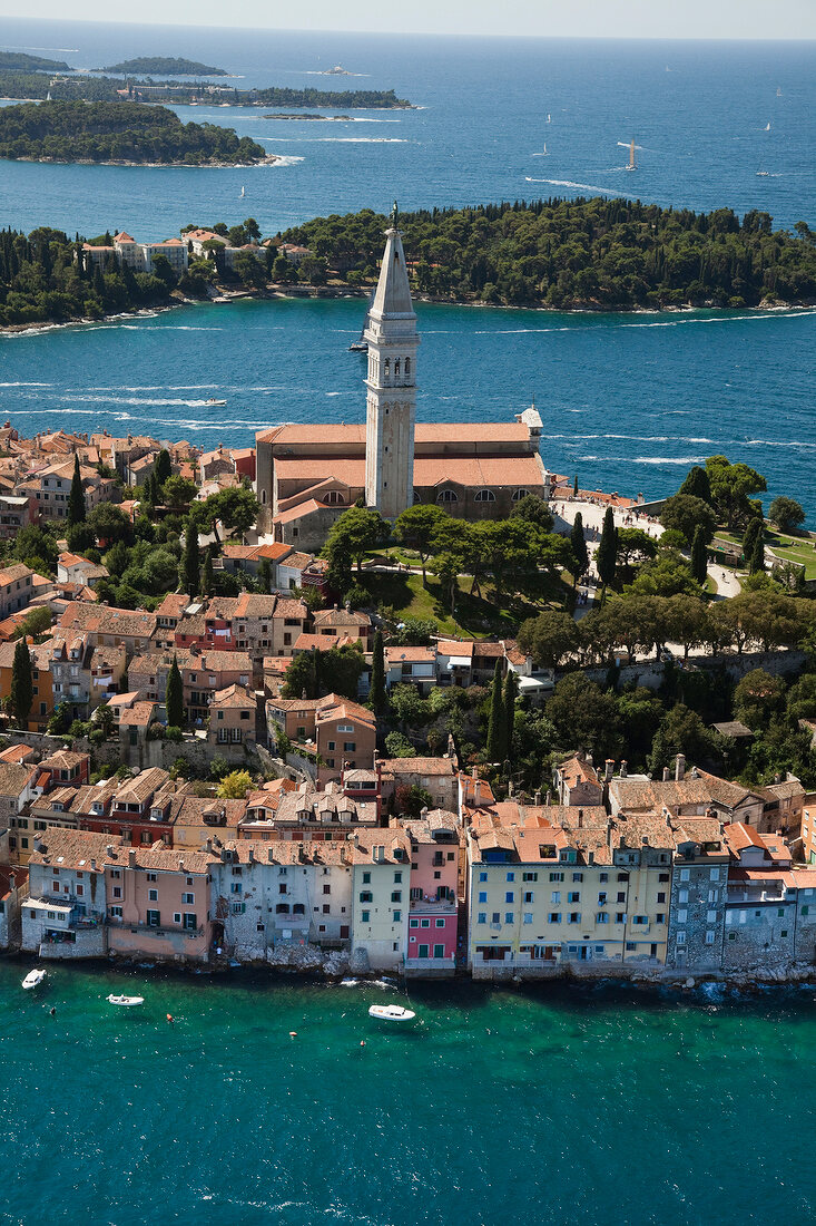 Kroatien: Blick auf Rovinj, Meer, Hafen, Luftaufnahme