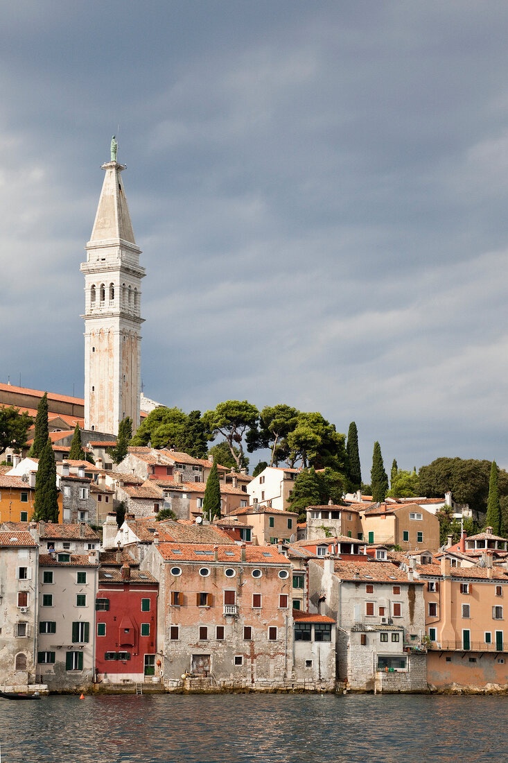 Kroatien: Blick auf Rovinj, Meer, Hafen, Luftaufnahme