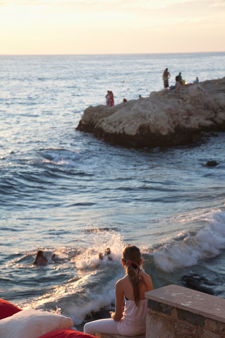 Kroatien: Rovinj, Felsenküste, Bucht Kinder baden