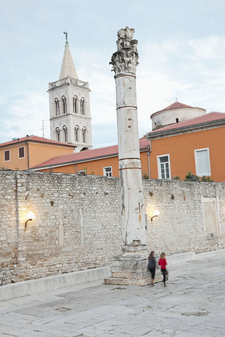 Kroatien: Zadar, Pranger im alten Forum Romanum