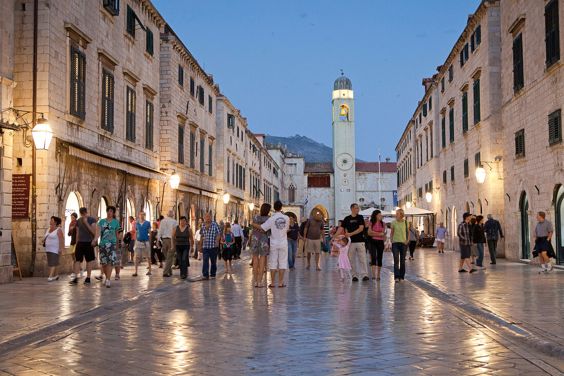 Kroatien: Dubrovnik, Altstadt, Stradun, Dämmerung, Menschen