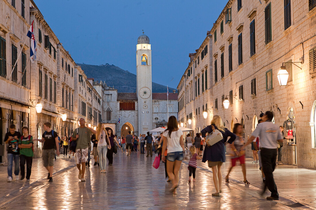 Kroatien: Dubrovnik, Altstadt, Stradun, Dämmerung, Menschen