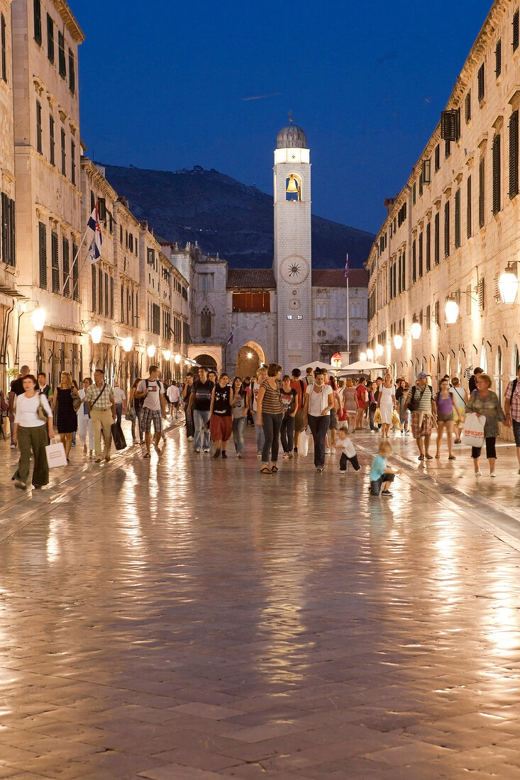 Kroatien: Dubrovnik, Altstadt, Stradun, Dämmerung, Menschen