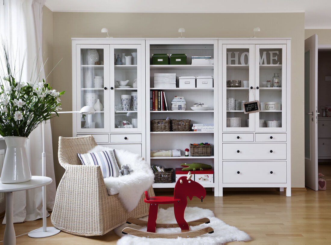 Room with chair, shelf, flower vase and fur carpet