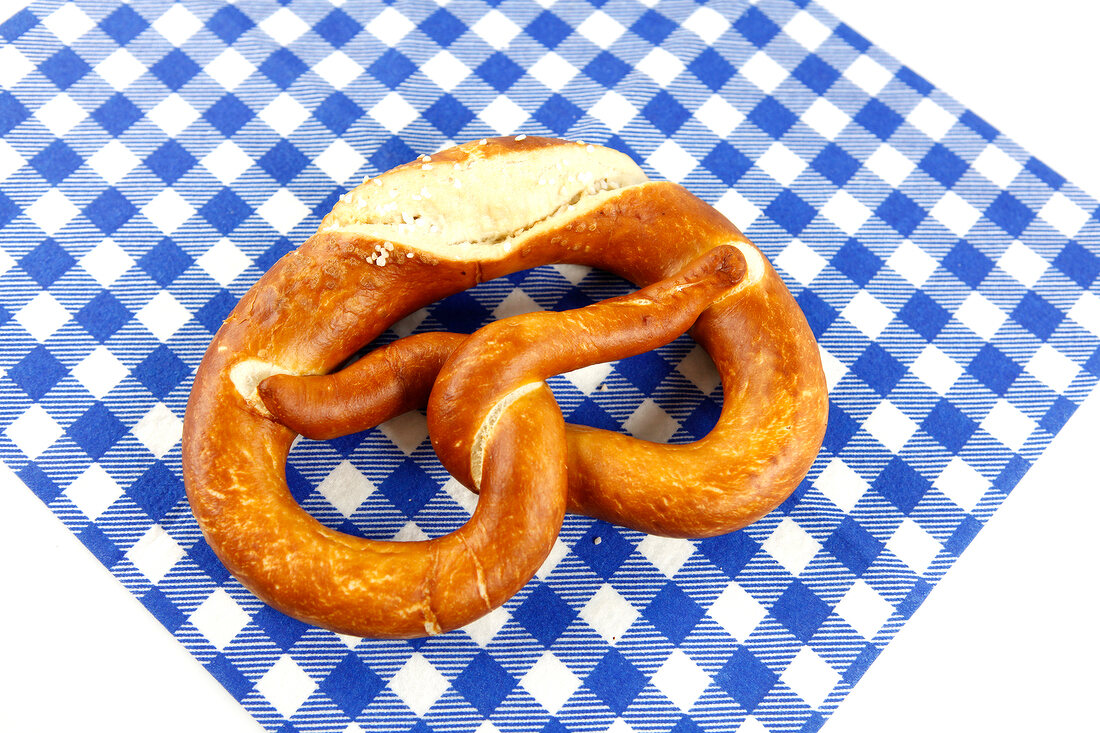 Laugenbrezel auf karierter Serviette.