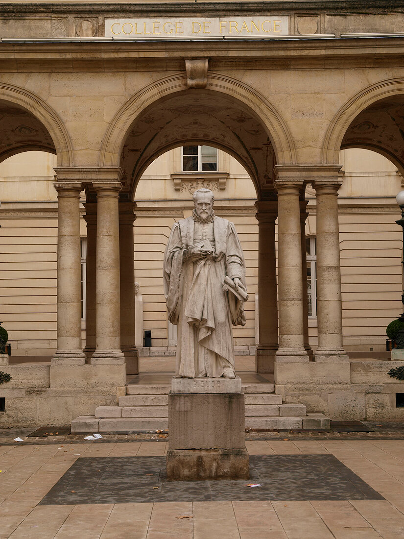 Paris: Statue im Hofe des Collège de France