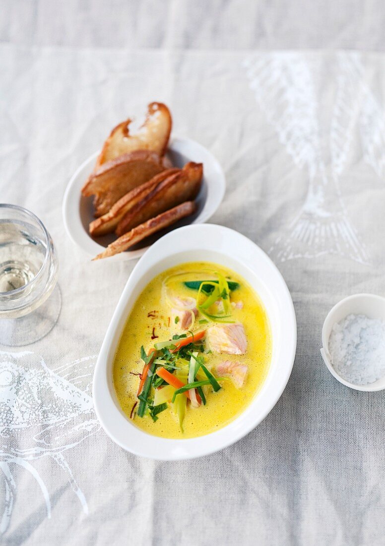 Safran-Fischsuppe mit Gemüse & geröstetem Brot