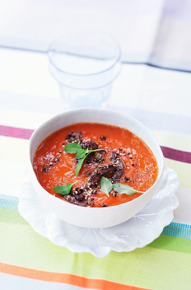 Tomatensuppe mit Papaya & Rindfleischstreifen
