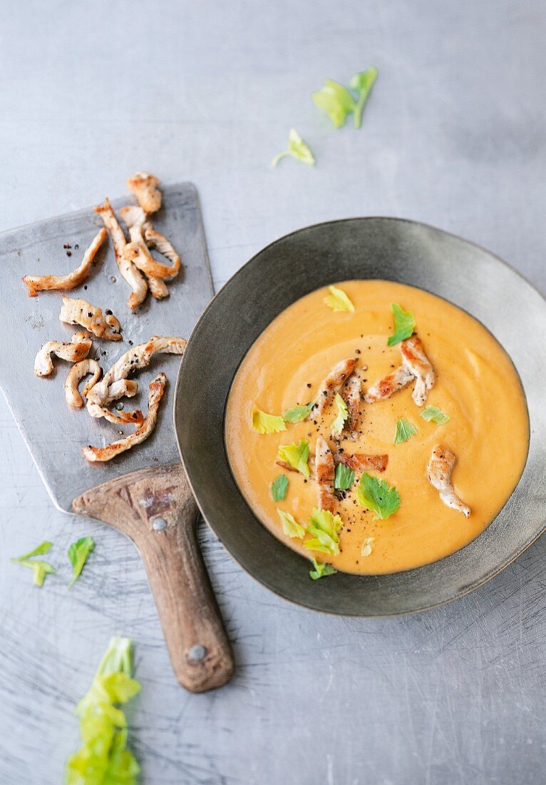 Sweet potato and peanut soup with strips of turkey