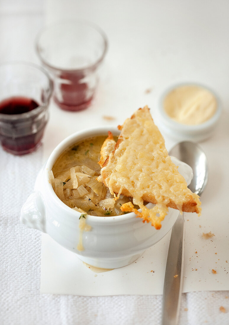 Suppen, Französische Zwiebelsuppe mit Toast