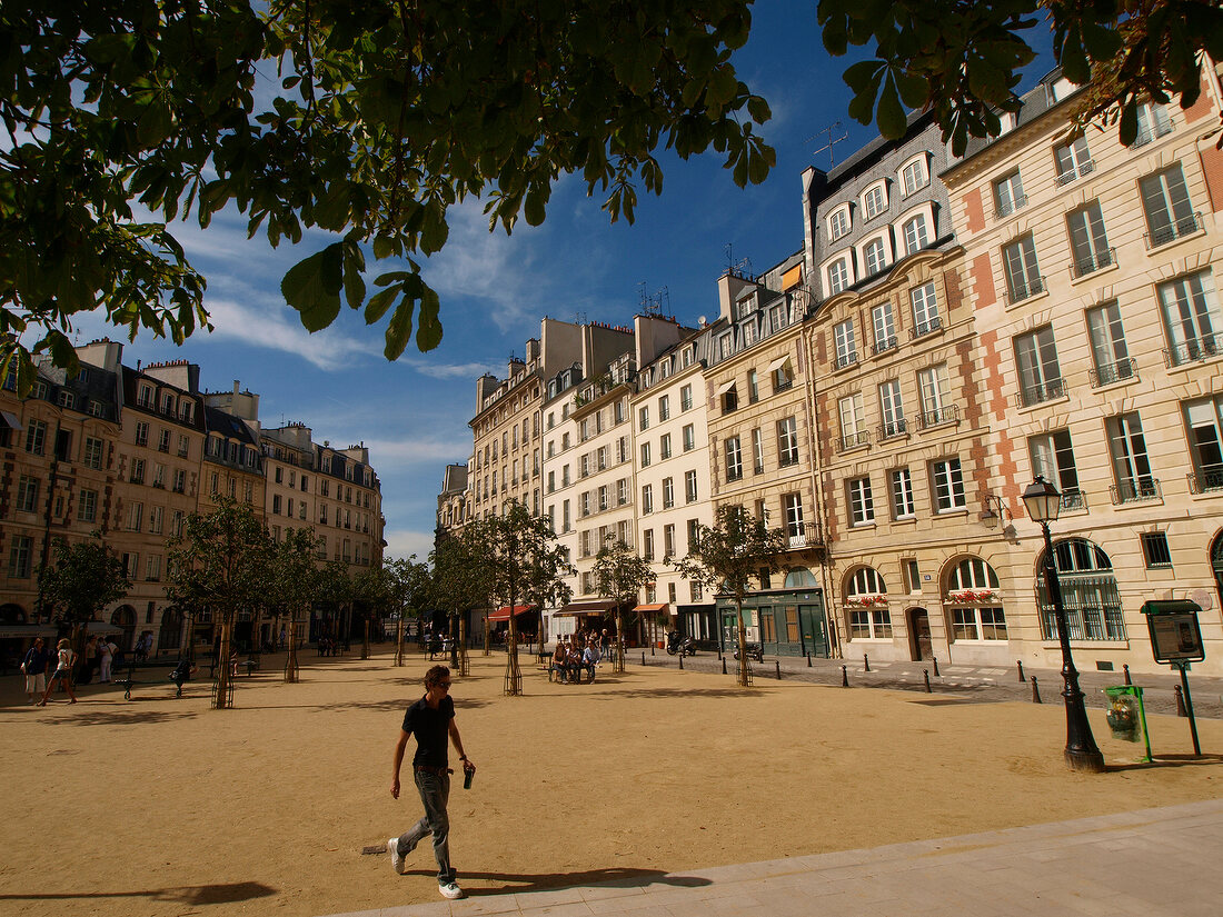 Paris: Ile de la Cité, Place Dauphin 