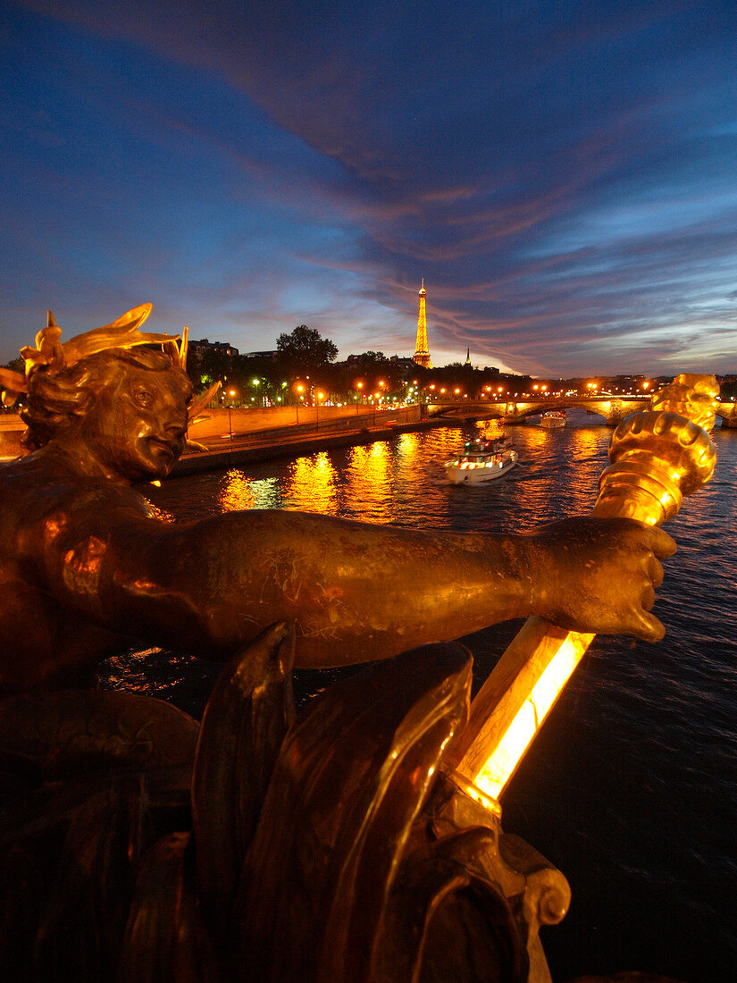 Paris: Seine, Pont Alexandre III, abends, Schiff, Lichter