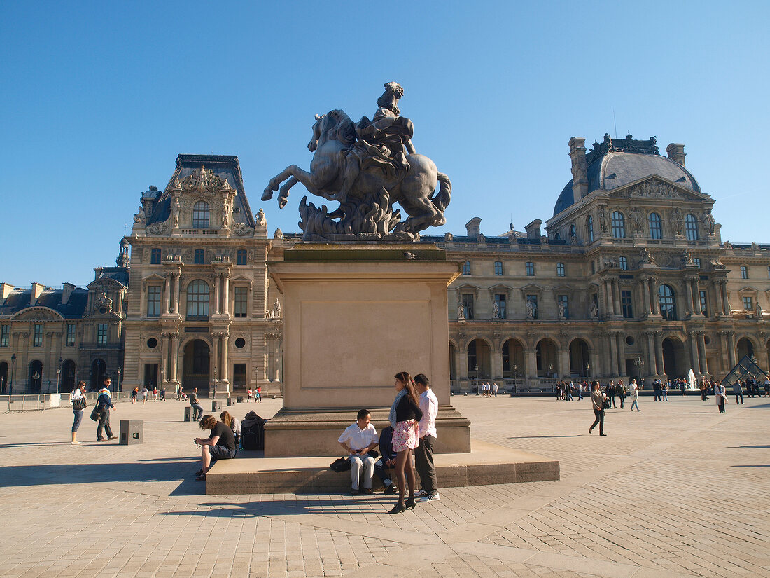 Paris: Louvre, Fassade, Statue, Figur
