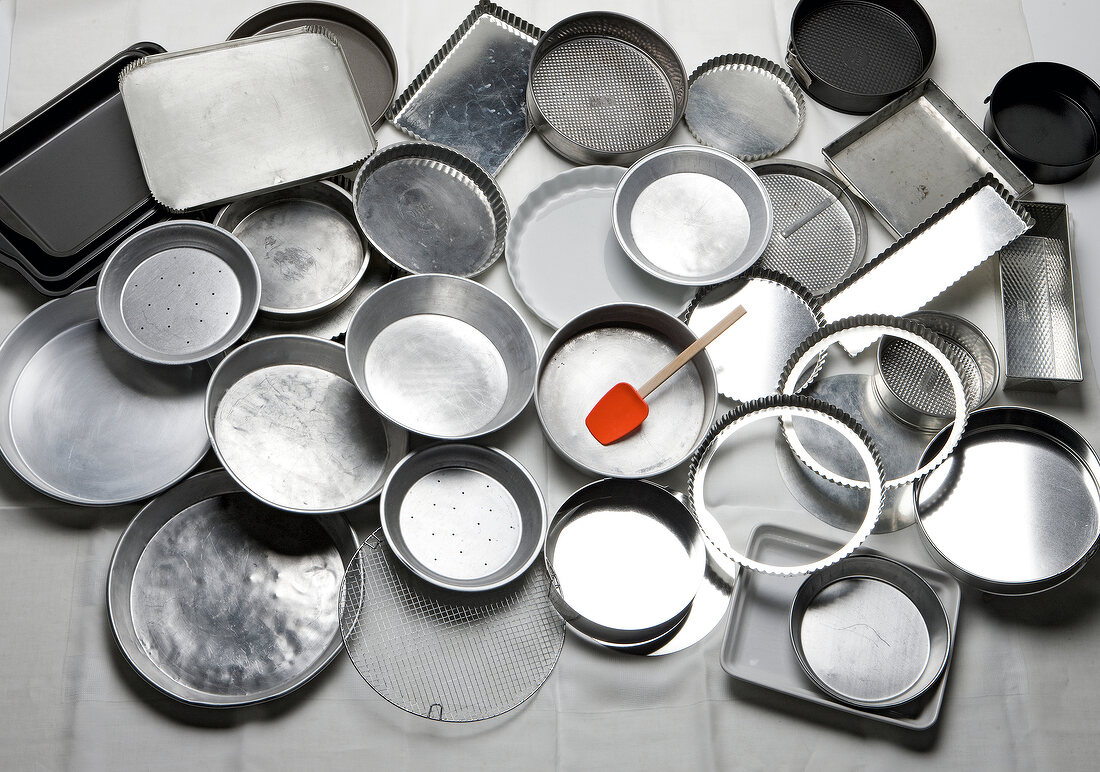 Different types of baking pans and baking trays