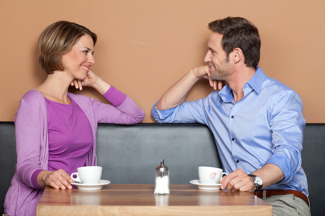 Körpersprache, Mann und Frau flirten, Spiegelung der Gestik