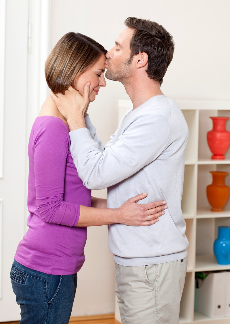 Körpersprache, Mann küsst Frau auf die Stirn, Dornenvögelkuss