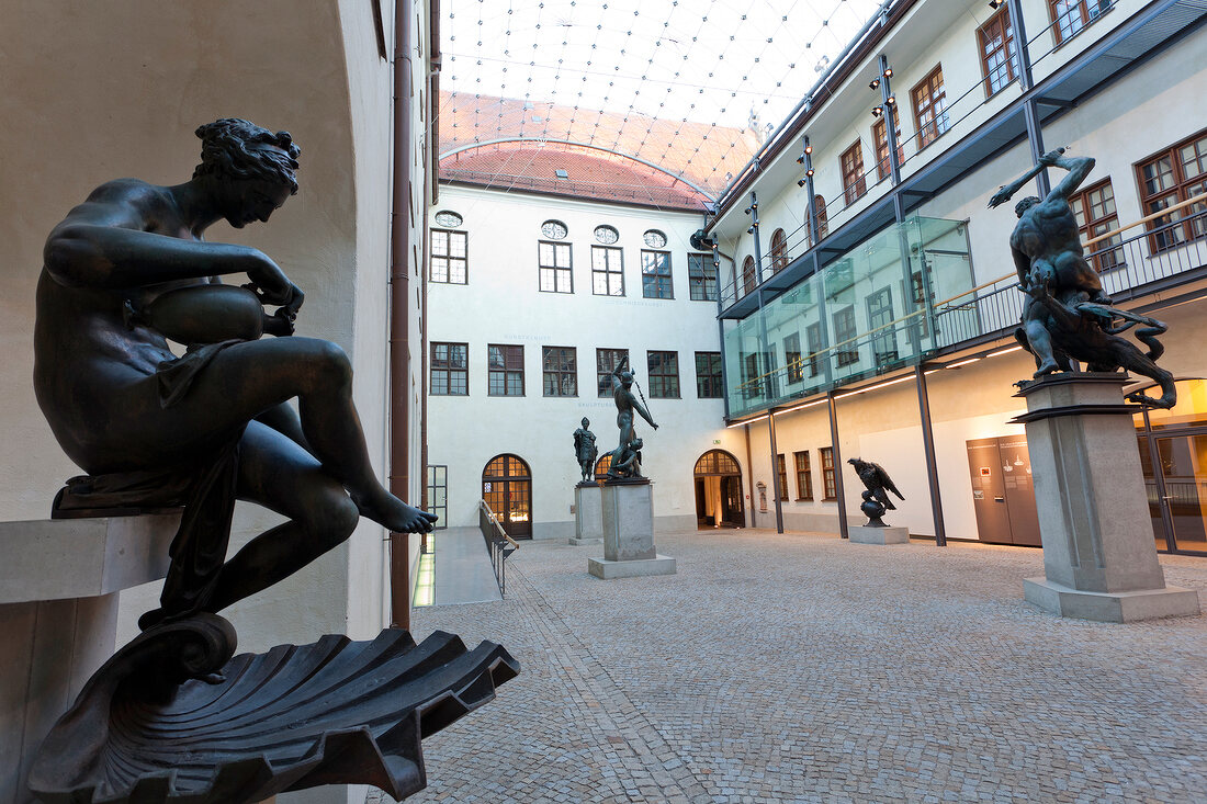 Augsburg: Maximilianmuseum, Viermetzhof, Brunnenbronzen