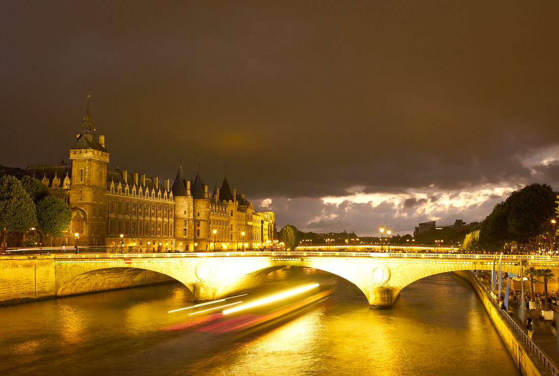 Paris: Blick auf Pont au Change, abends, gelbes Licht.