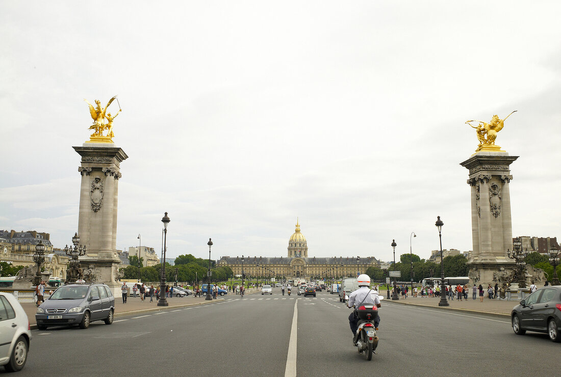 Paris: Pont Alexandre III, Moped, Rollerfahrer