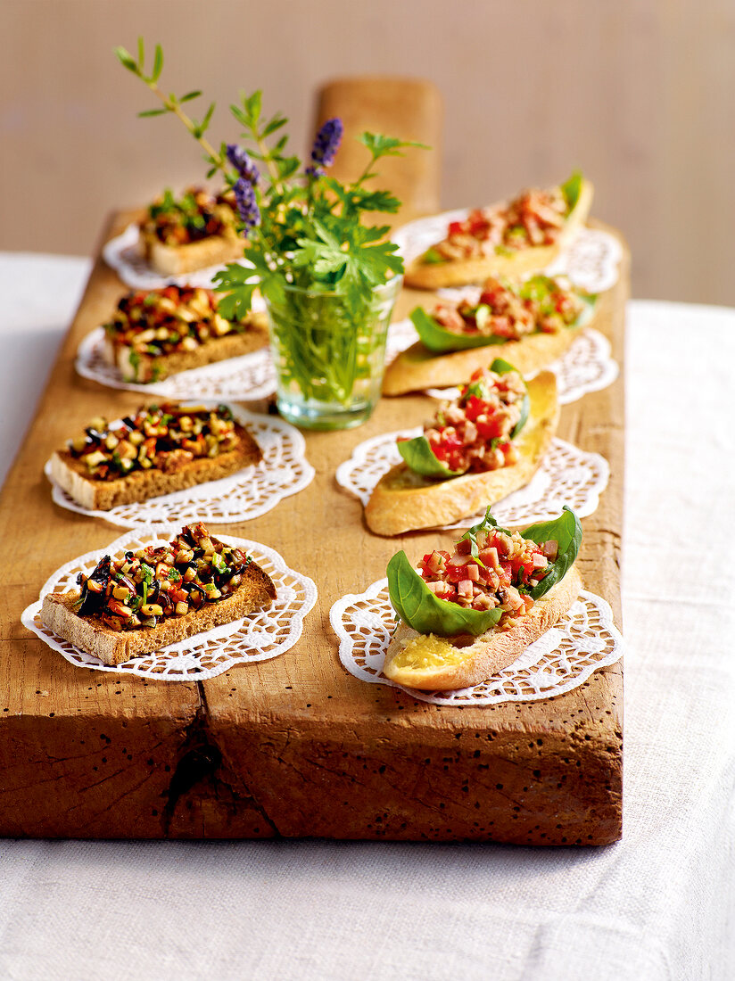 Pilze, Bruschetta mit Wald- pilzen, Pilz-Crostini mit Schinken